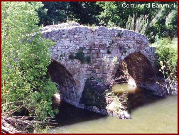 Antico ponte ostruito, fiume Mannu a rischio